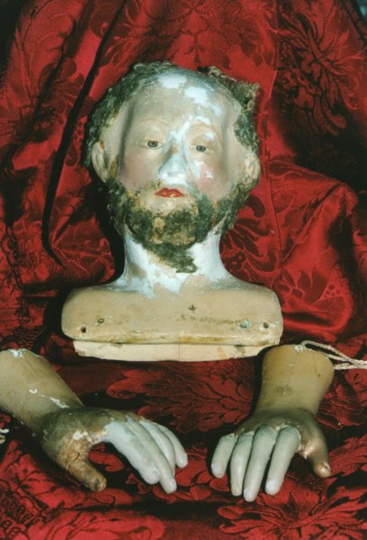 statua durante la fase di restauro