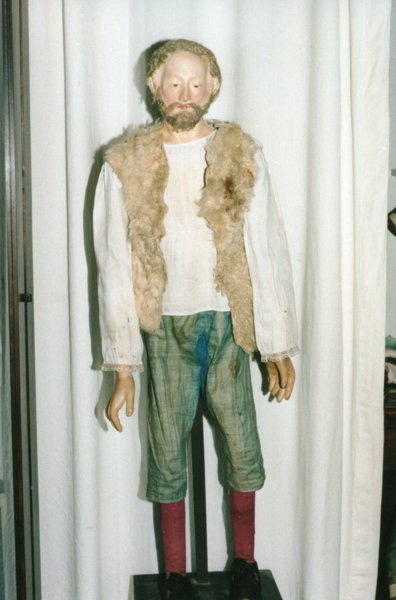statua del presepe restaurata